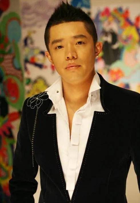 凤凰传奇组合:一个嫁经纪人成豪门阔太,一个娶新疆女孩低调生活_曾毅