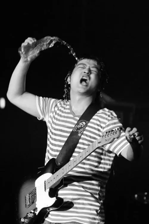 曝"魔岩三杰"何勇近况!