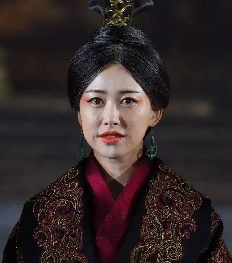 张鲁一的演技不错,就是选角的眼光太差,每次与"红"擦肩而过!