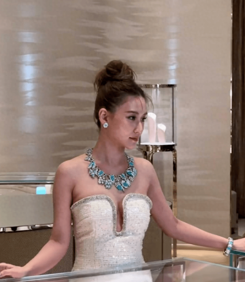 何超莲大婚后频繁出席活动,俨然已经成为半个网红,尤其是她常居上海