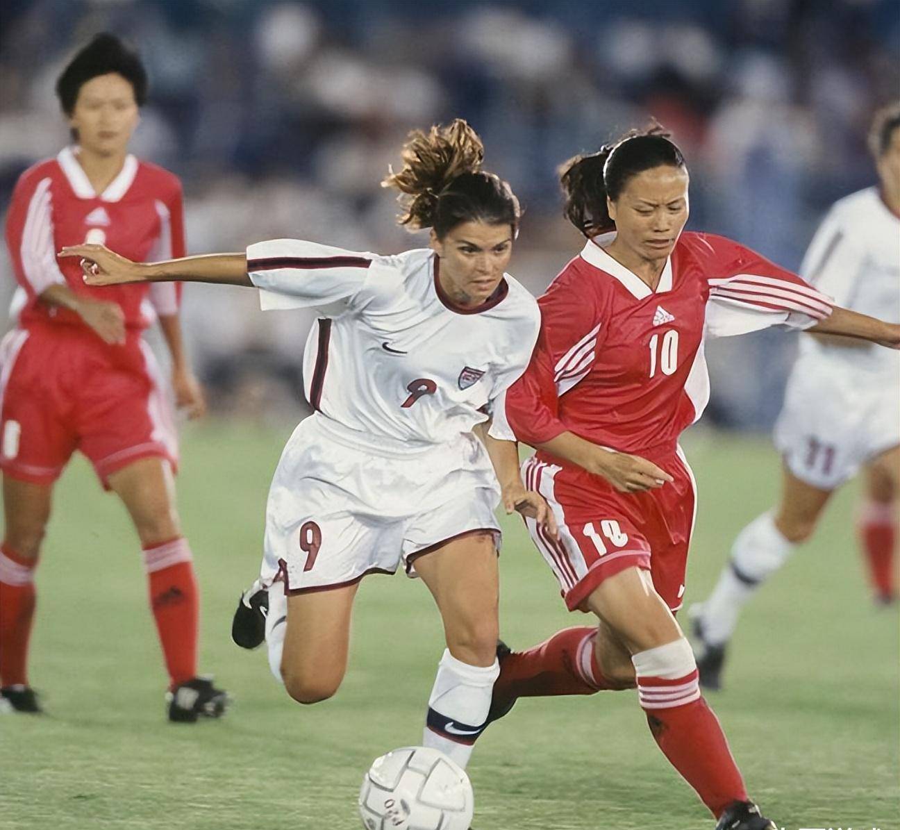 平心而论,我们女足史上,能称得上传奇的仅2人,王霜不行_刘爱玲_孙雯