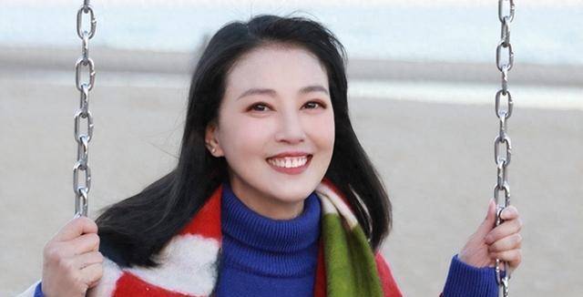 主持人曹可凡晒出昔日同台旧照,发文悼念,表示周海媚灿烂笑容与爽朗