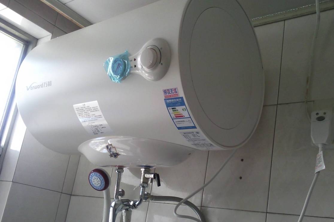 用完"热水器"拔不拔插头?记住这一点,别等交电费时傻眼!