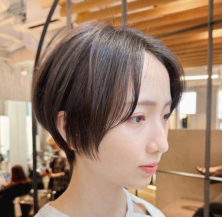 原创中分露耳短发,齐脖全头烫,齐肩发尾翘短发,狼尾创意染_发型_时尚