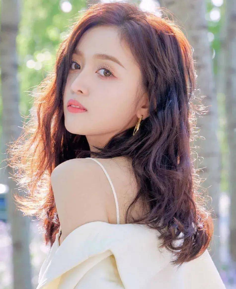 吴宣仪大片曝光美腿!