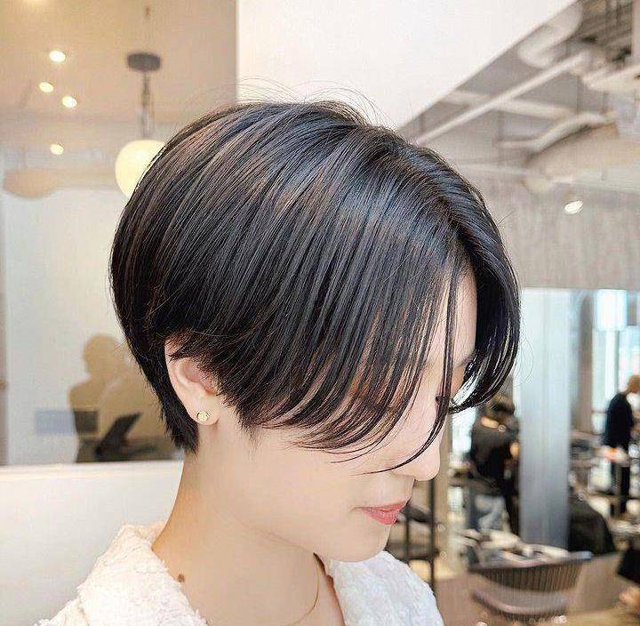 原创中分露耳短发,齐脖全头烫,齐肩发尾翘短发,狼尾创意染_发型_时尚