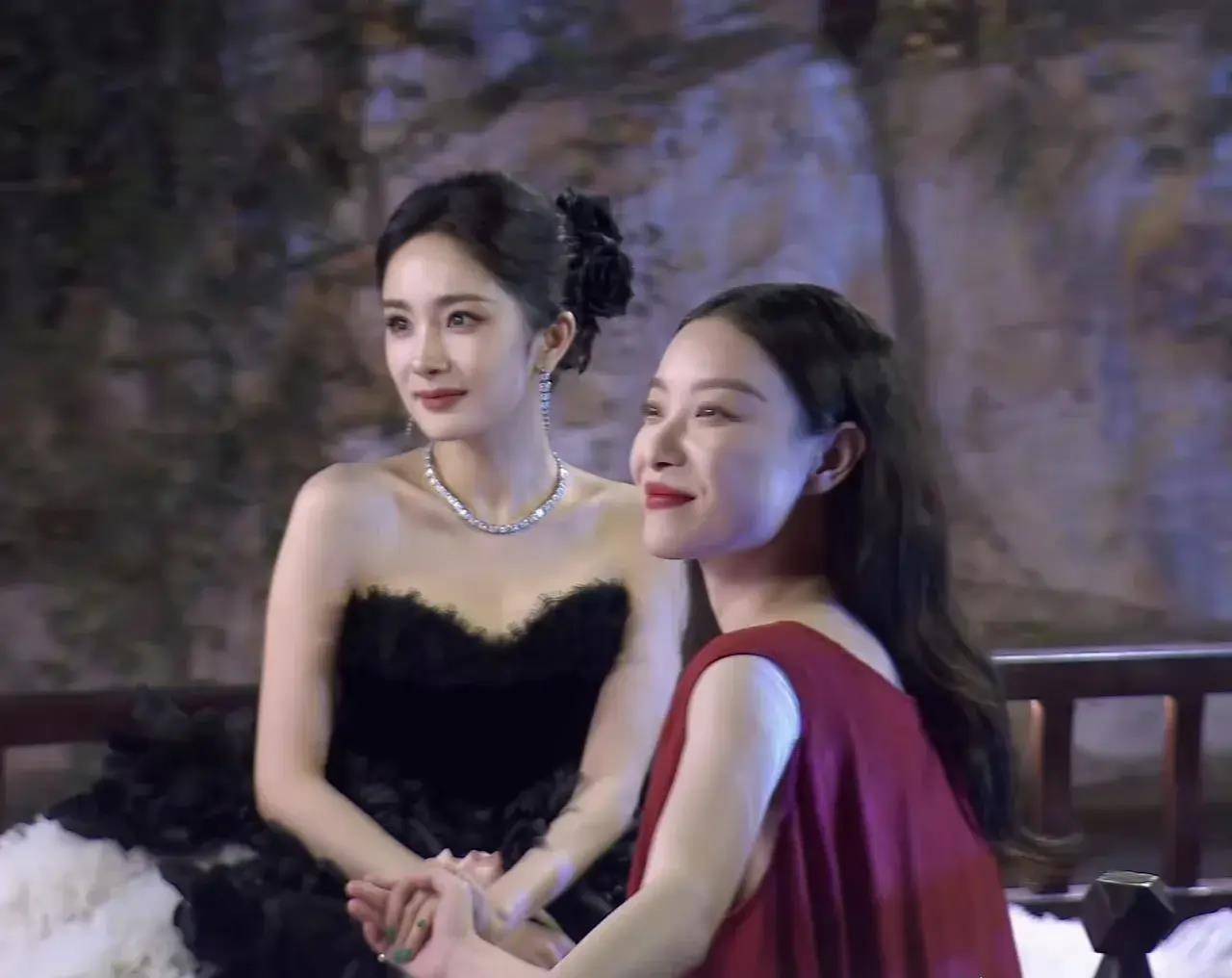 杨幂倪妮在gq盛典船上亲密互动,牵手对视引网友开嗑这对cp!