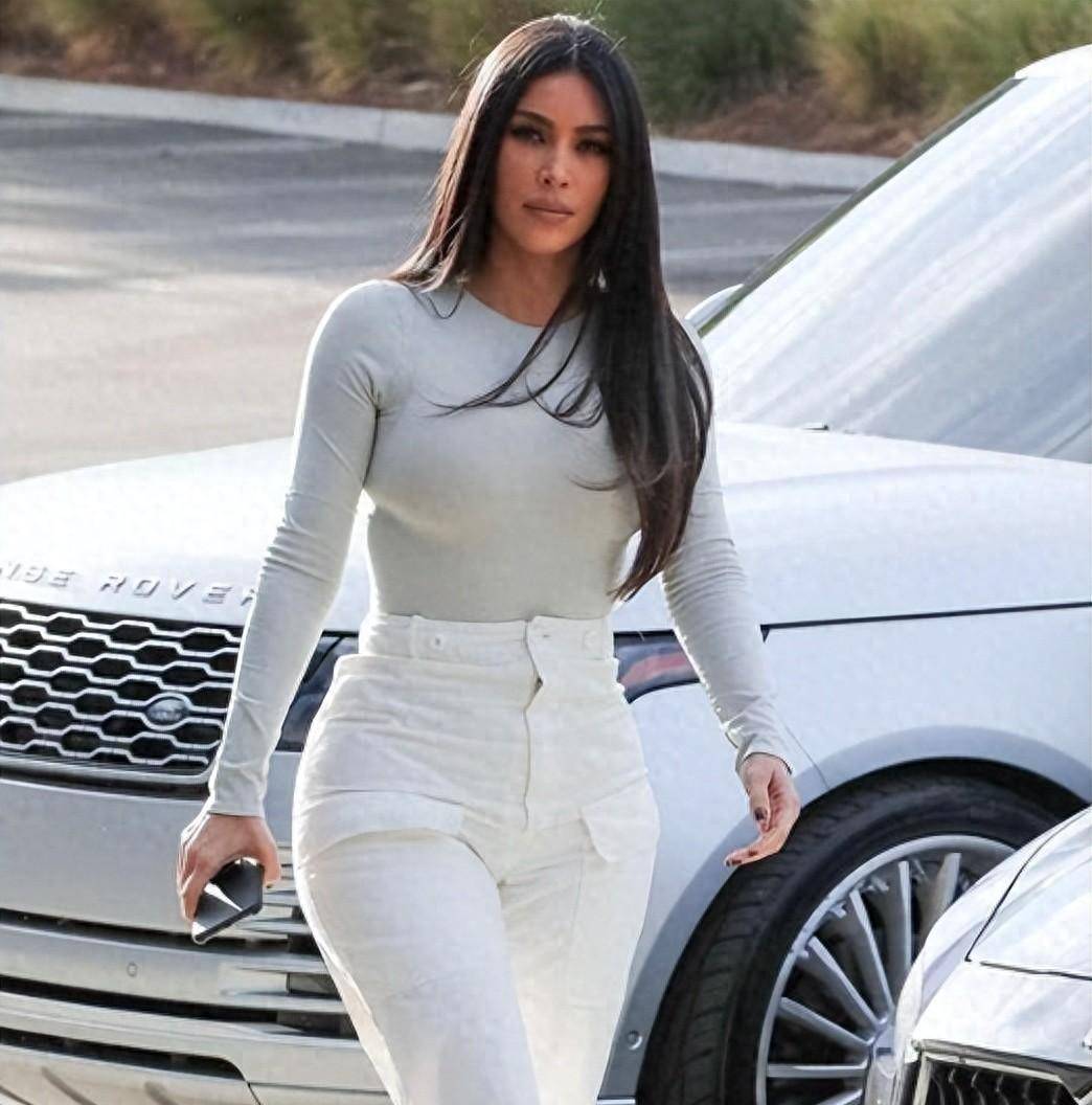 金-卡戴珊近照被曝光!火辣身材无踪影?网红脸却成焦点!