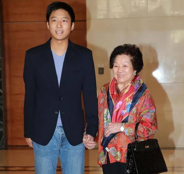 霍英东独尊大房:一生不与二,三房合影,多数财产给吕艳妮和孩子_冯坚