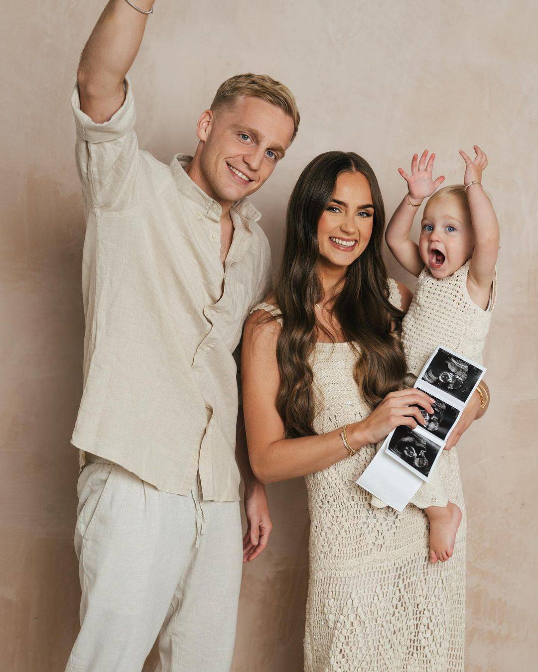 54岁博格坎普个人纪念币推出,3个女儿悉数到场,球迷:想当赘婿_荷兰