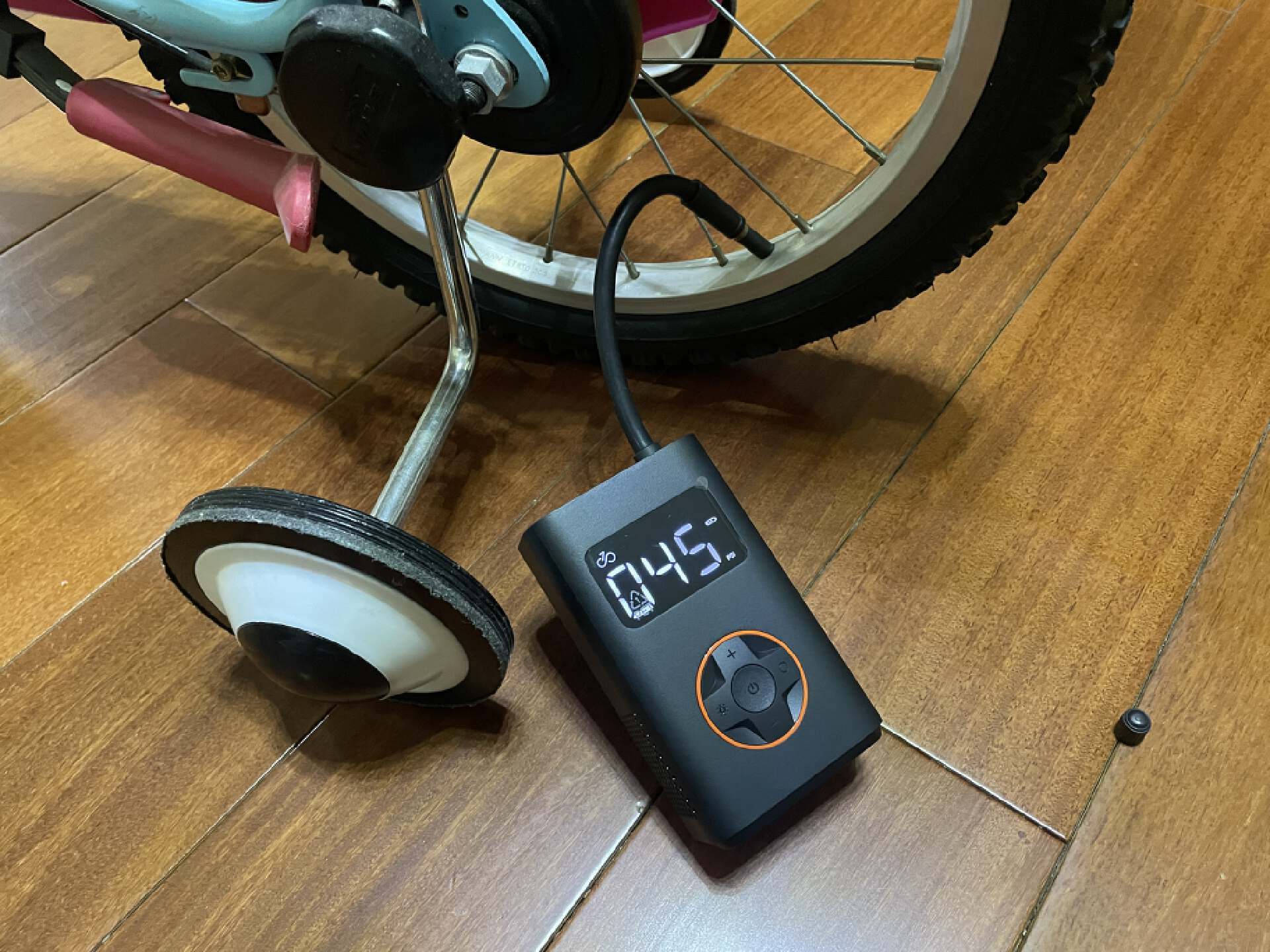 30-40psi,很難讓電動車的胎壓保持到一個理想的胎壓,到自行車店打氣