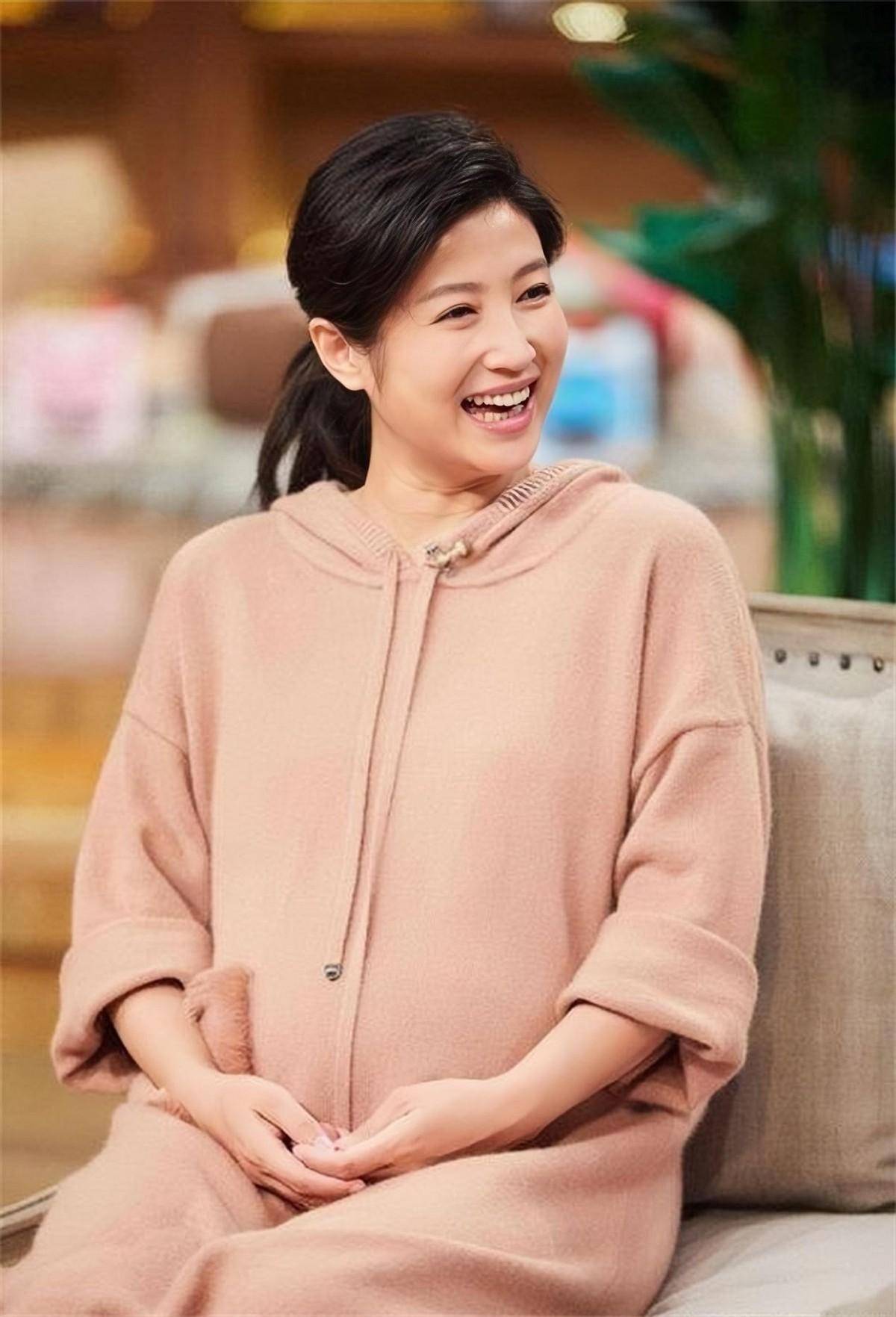 主持人春妮:坚持丁克17年,二婚嫁给刚强,如今一家三口幸福甜蜜_蒋虎