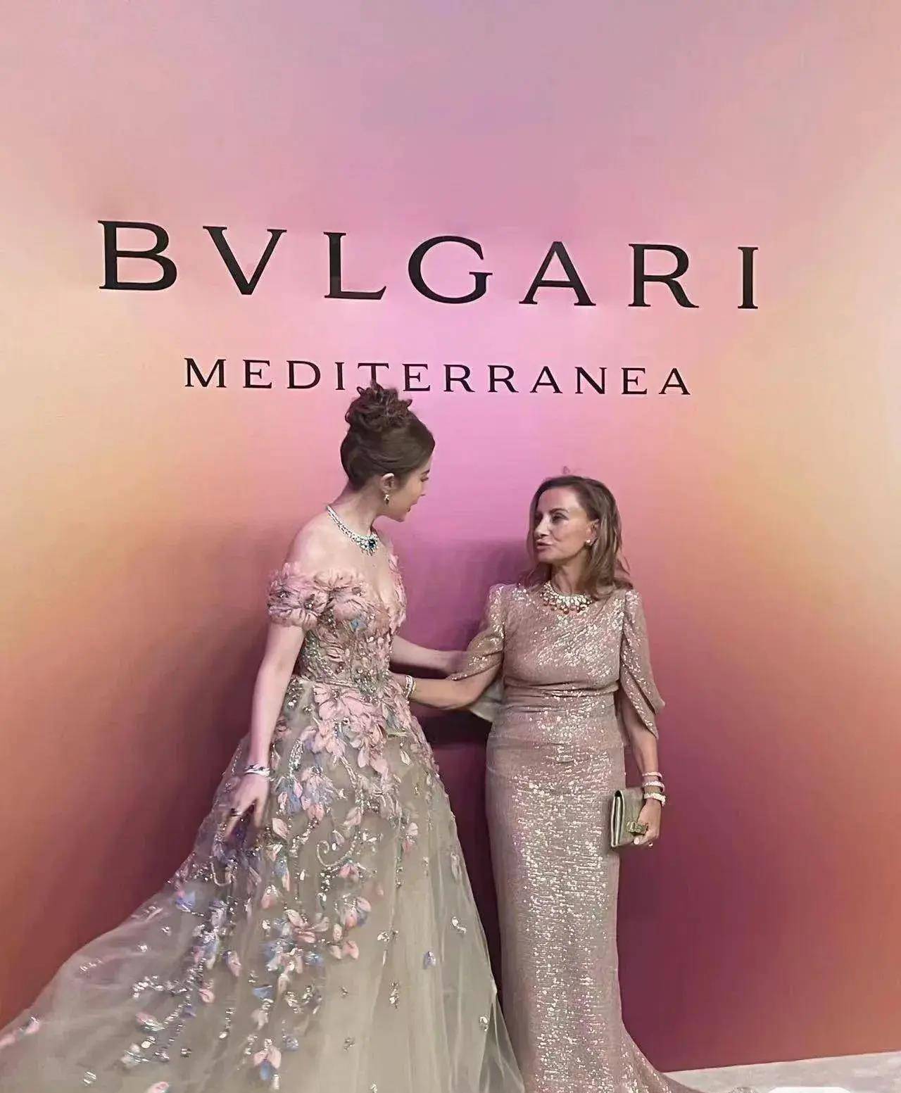 标题:刘亦菲的粉色皮草礼服展现温柔与魅力的最佳表现_活动_发型_气质