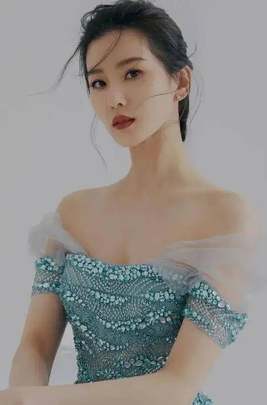 刘诗诗大片曝光,天鹅颈蚂蚁腰美瞎众人,网友:美得停不下来_美貌_人们