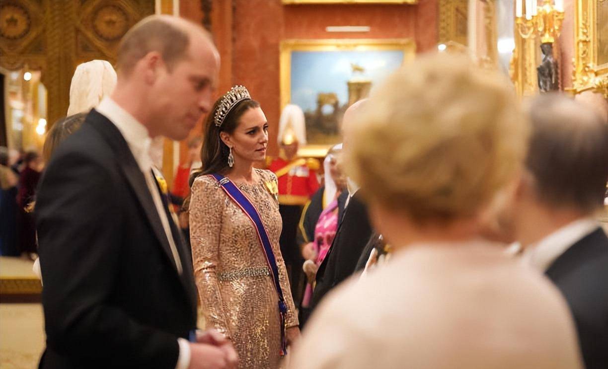 穿金色礼服裙戴珍珠泪皇冠,这回放大招_卡米拉_梅根_王冠