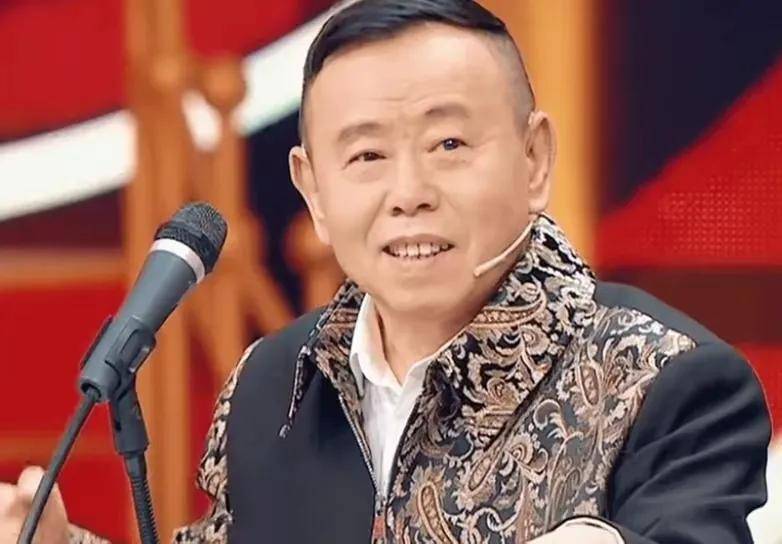 潘长江这番话,逗得母亲破涕为笑,再也不因为儿子的身高耿耿于怀了.