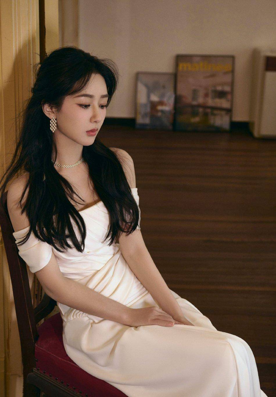 杨紫身穿一字肩高开衩裙,尽显迷人身材和优雅气质_造型_魅力_风格