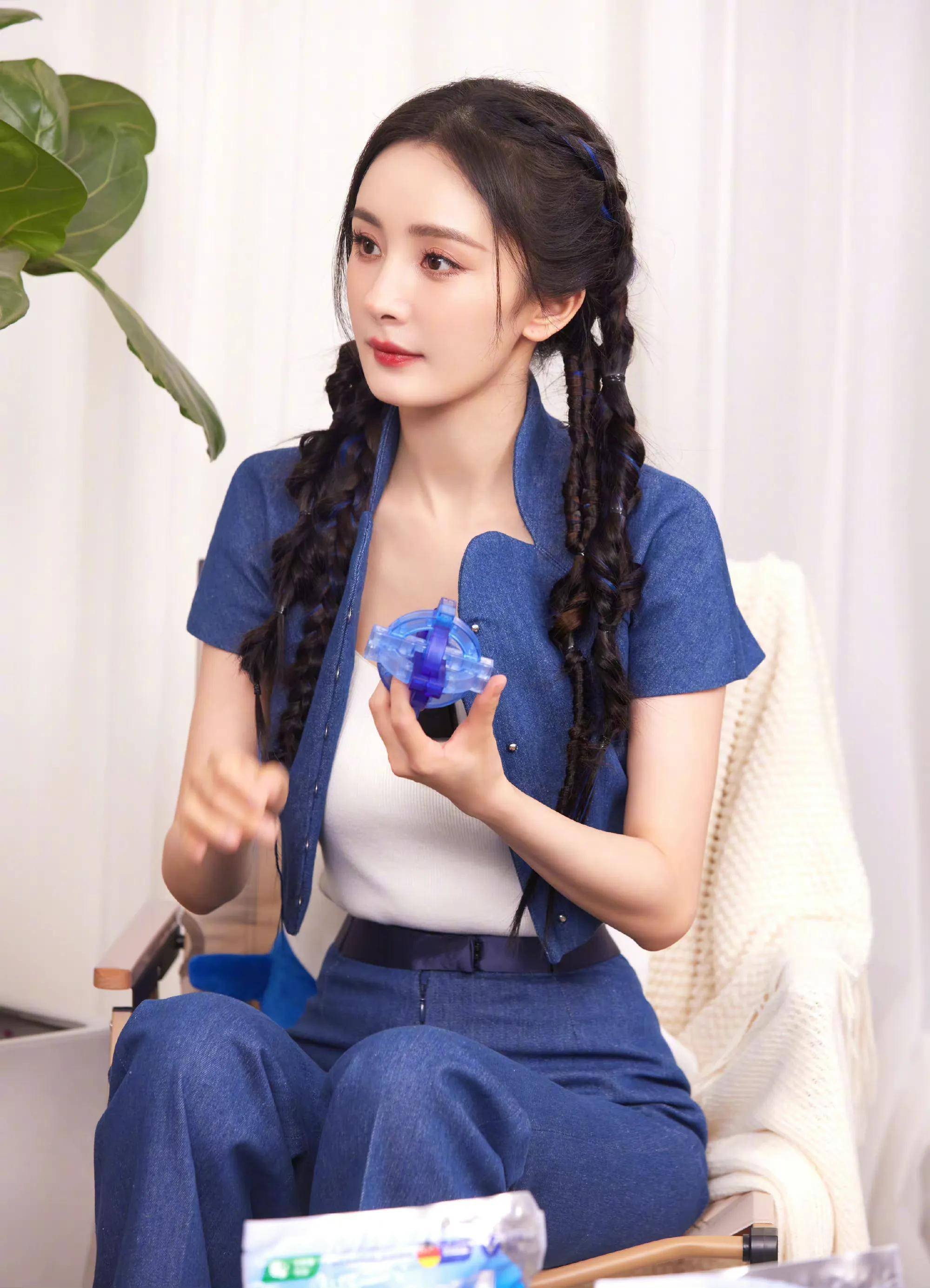 杨幂性感小野猫_身材_健身_礼服