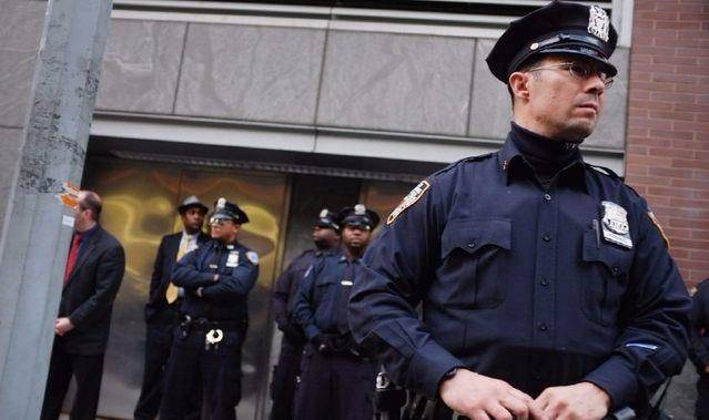 美国警察不把枪收到枪套里还随地乱扔,被抓到了却怪游戏?