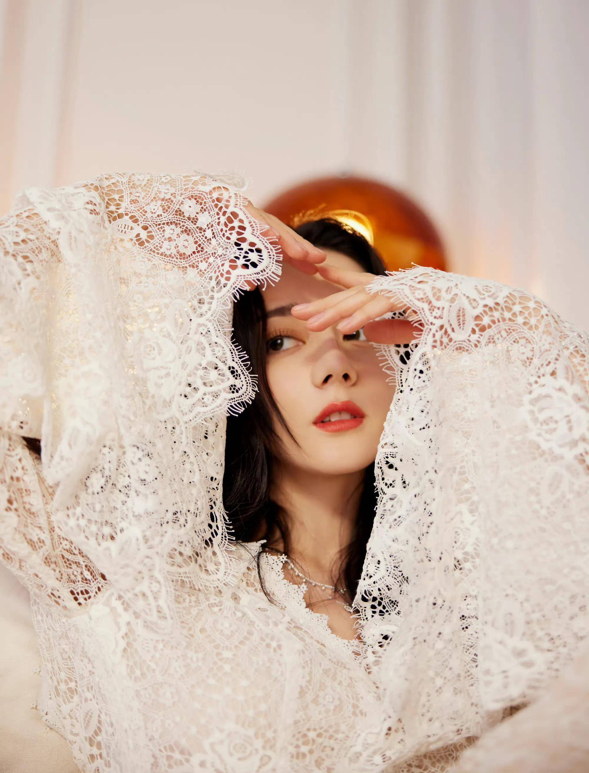 迪丽热巴素雅至简大片,网友:时尚表现力太绝了,像仙女一样_白色_美人