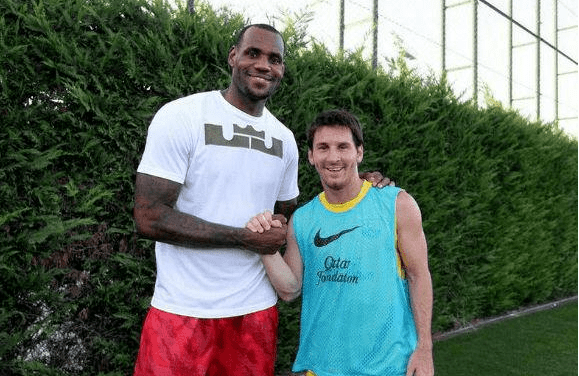 巨石强森够高大了吧,他身高可是1米9体重有200多斤,这数据放在nba,那