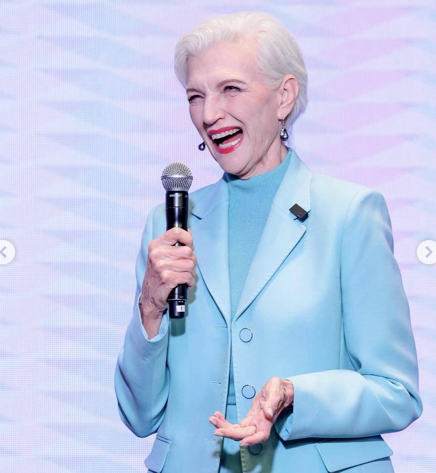 马斯克75岁母亲在香港美貌惊艳!天蓝色的裙子好耀眼,这个阿姨好迷人