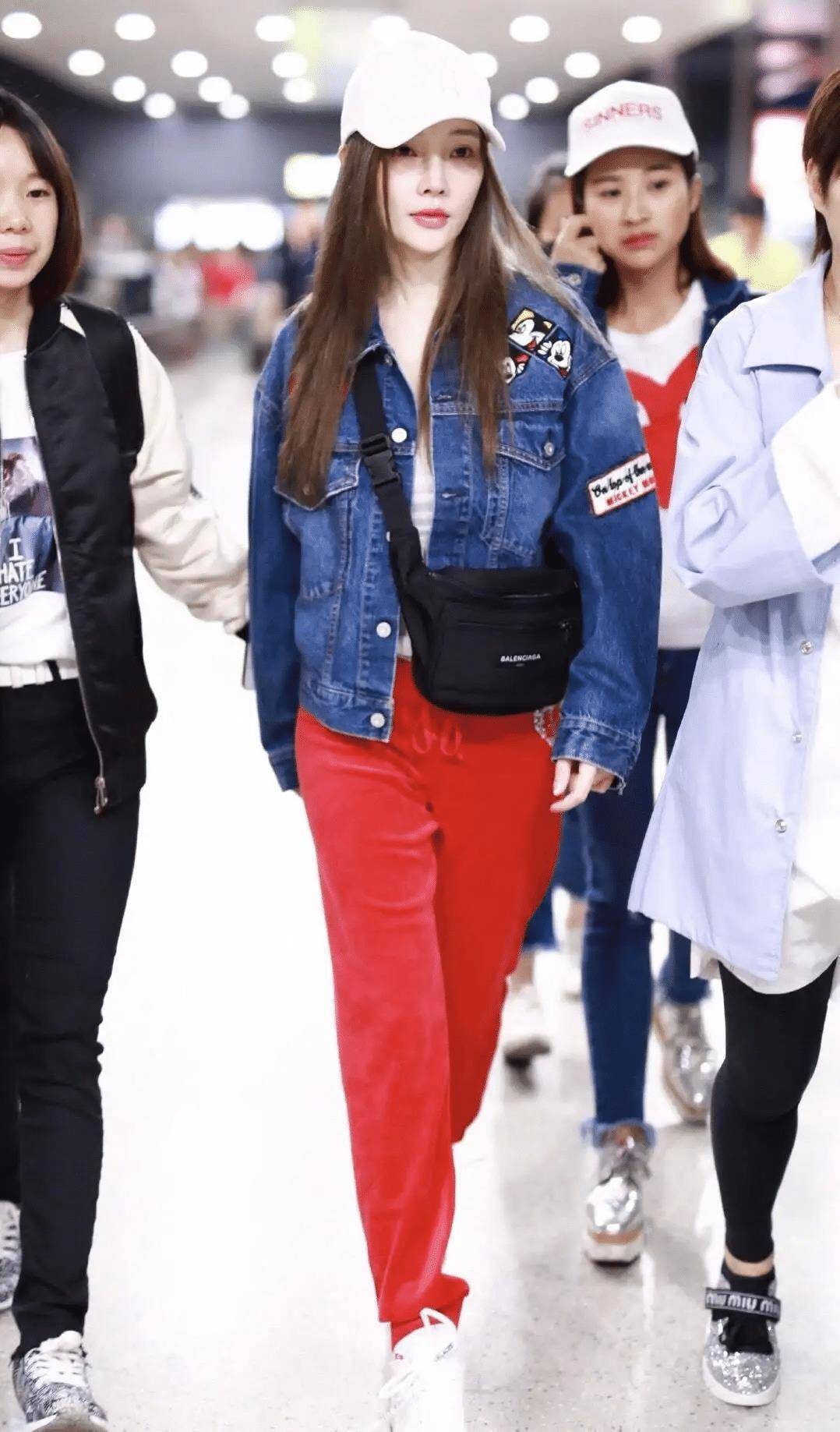 "单身"的李小璐风格大变,运动内衣直接配西装,都不像生过孩子_时尚