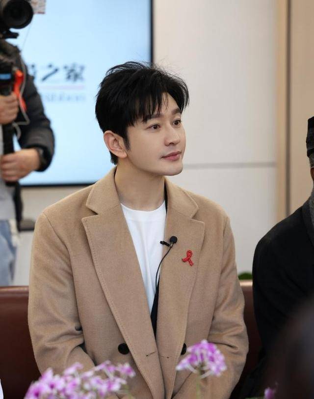 黄晓明叶珂一起出国游玩,baby独自带儿子看病,状态憔悴像刚哭过_妈妈