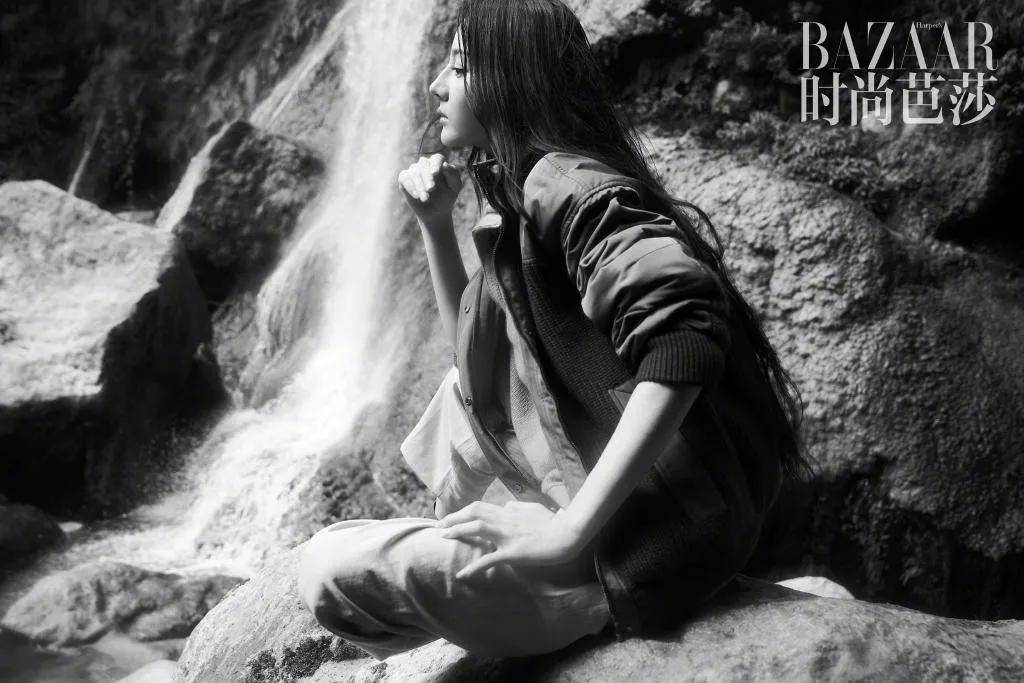 迪丽热巴林间听瀑芭莎大片,化身山间精灵,美得纯粹又自然_瀑布_诱惑