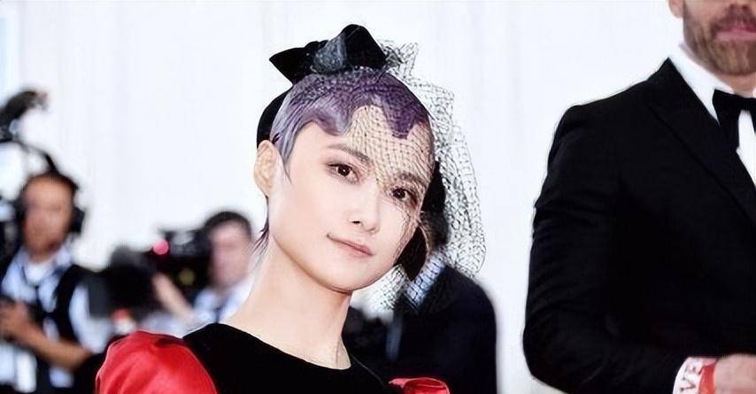 在时尚舞台上,李宇春用这款发型向世人展示了时尚与艺术的完美融合,为