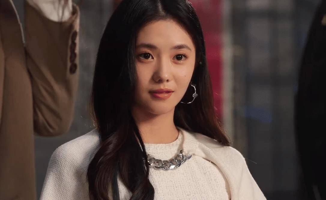 她的头肩比例,折叠度高的小脸蛋,显然也具备电影脸的精致度.