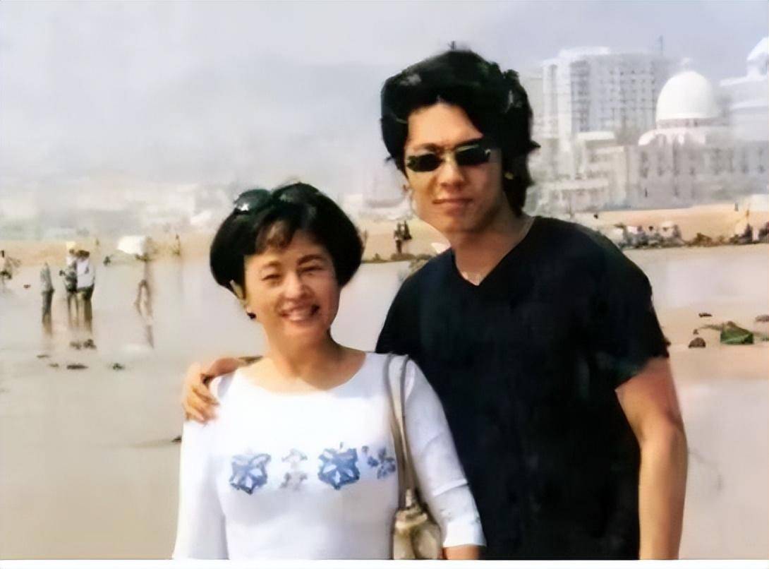 分手42年,朱明瑛仍然单身,人生本不完美,下半生有儿子陪伴足矣_舞台