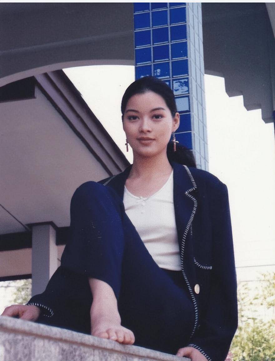 她是香港娱乐圈少有耿直女星,零绯闻拒绝规则,51岁读学位助人_刘锦玲