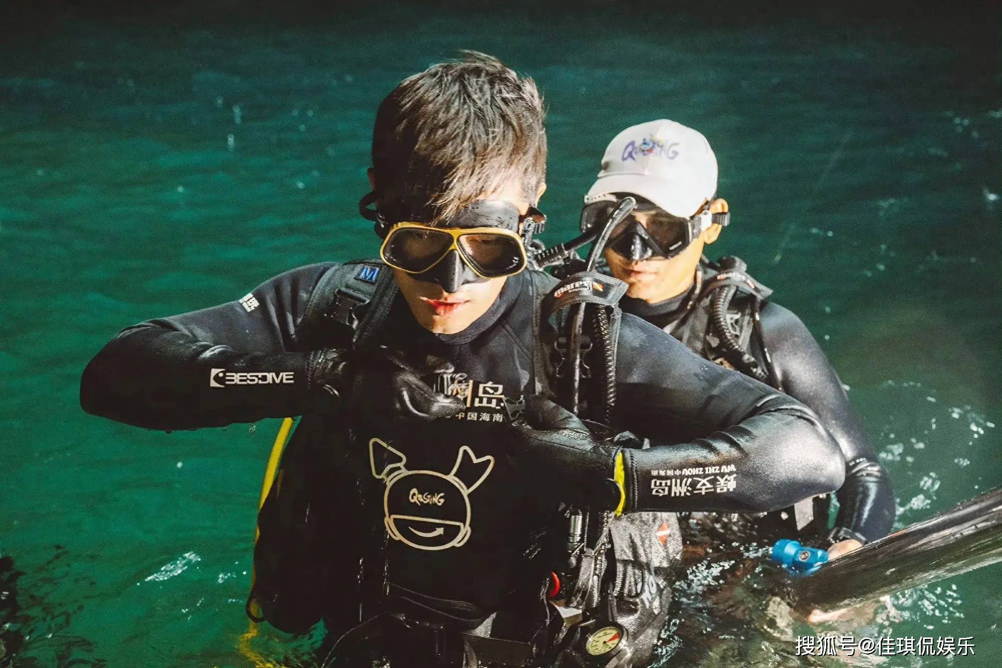 胡歌南海深潜捡回两块电池,表情凝重,刘涛岸上观望,陈龙一起_海洋