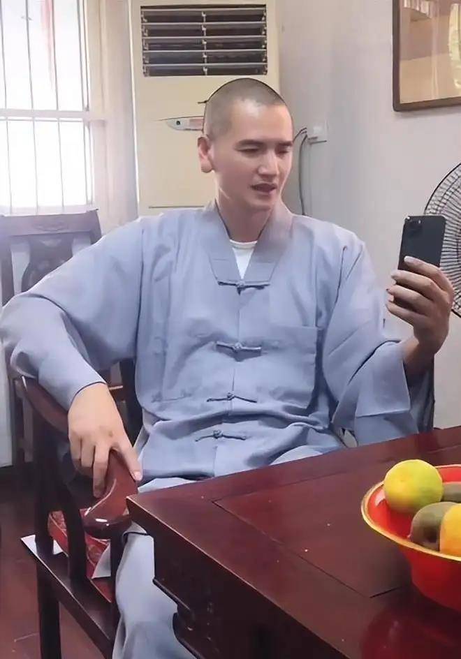 "最帅和尚"释明心:放弃编制去出家,女粉丝送400万