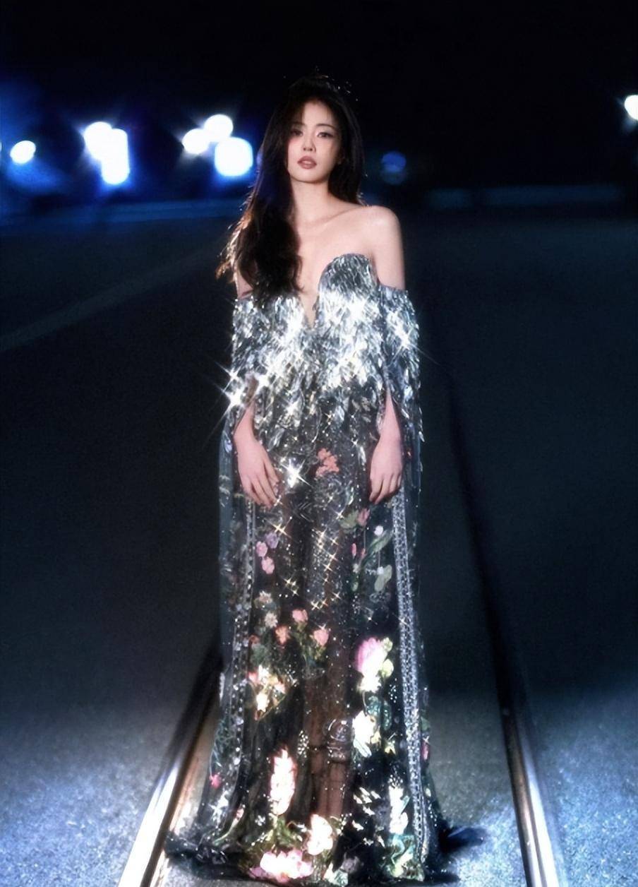 29岁白鹿好敢穿 大胆上身透视碎钻深v抹胸裙 完美展示轻熟感_认可