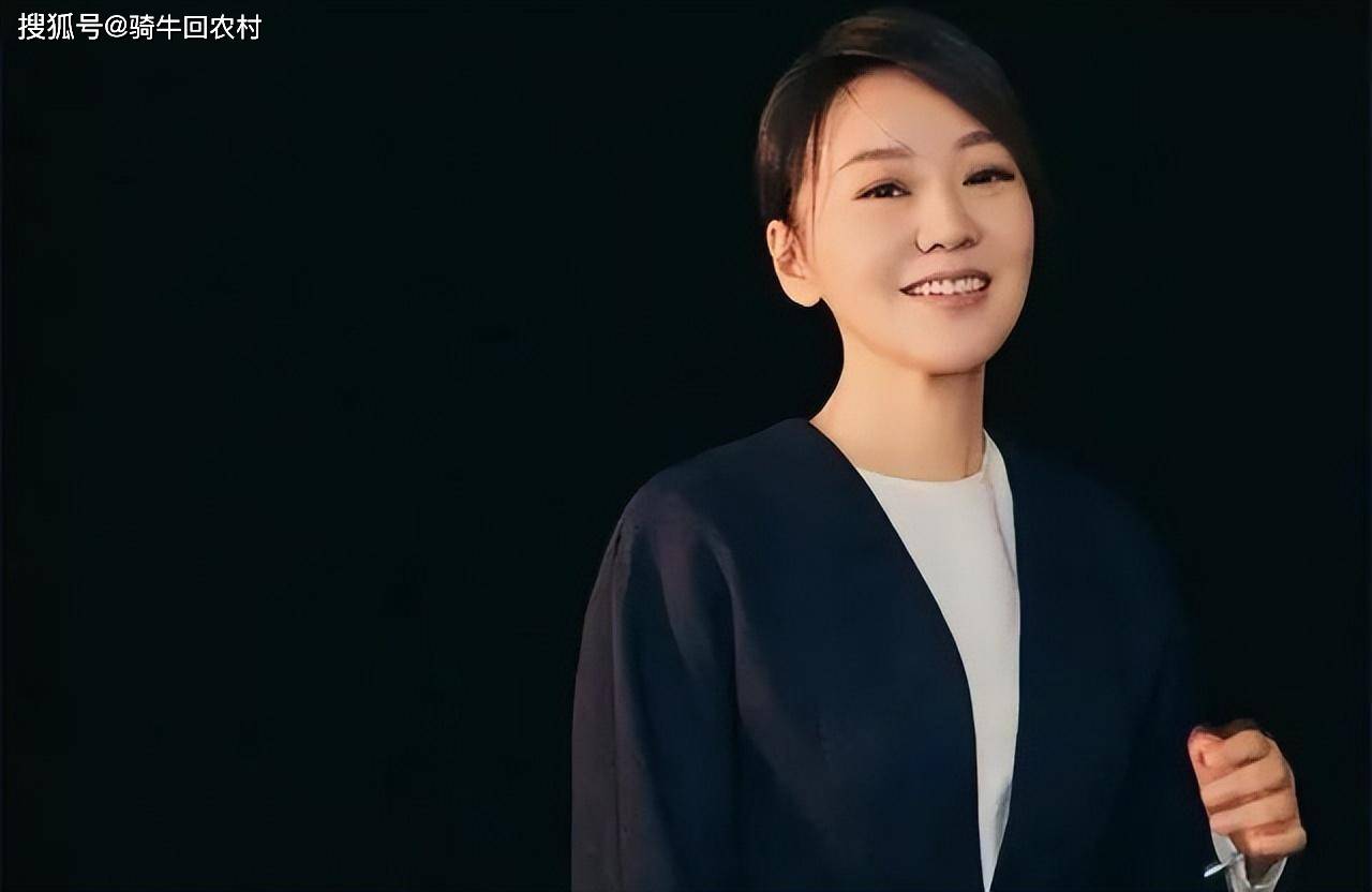 闫妮也感到眼睛酸楚却没哭,婆婆这样送别她,这段路看似漫长.