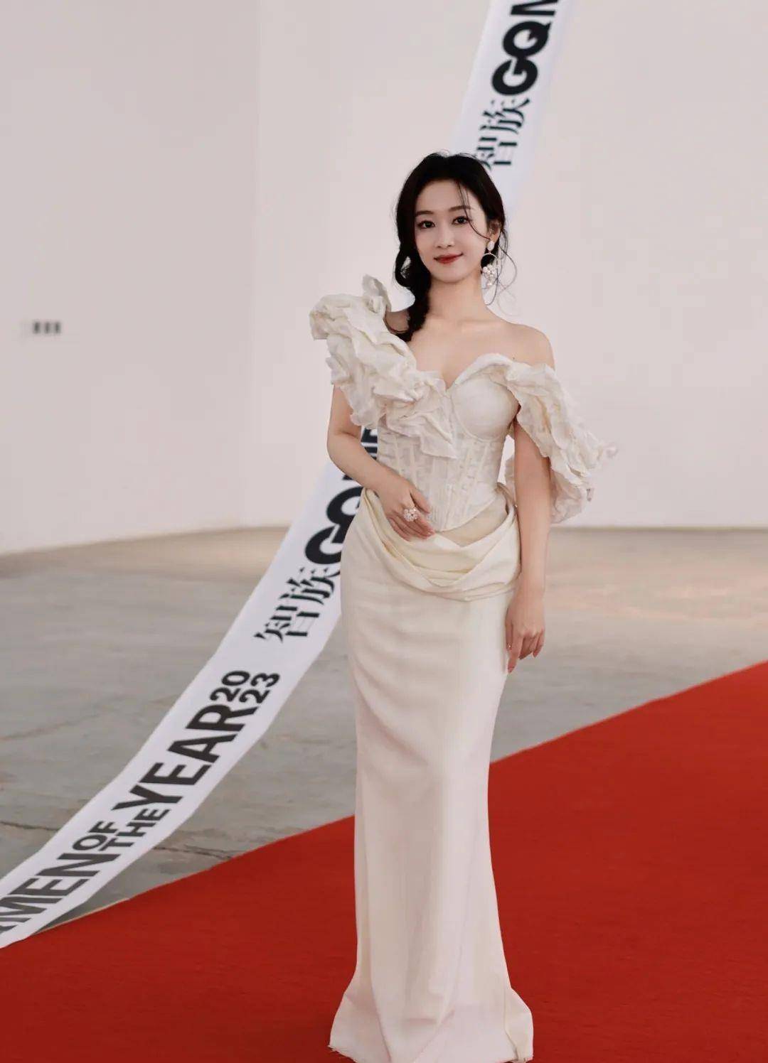 刘美含白色礼服,优美身姿显得更加婀娜多姿,美丽优雅_时尚_连衣裙