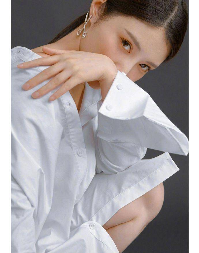 徐冬冬白衬衫演绎性感居家风,白色衬衣搭配高跟鞋,魅力十足_家居_发型