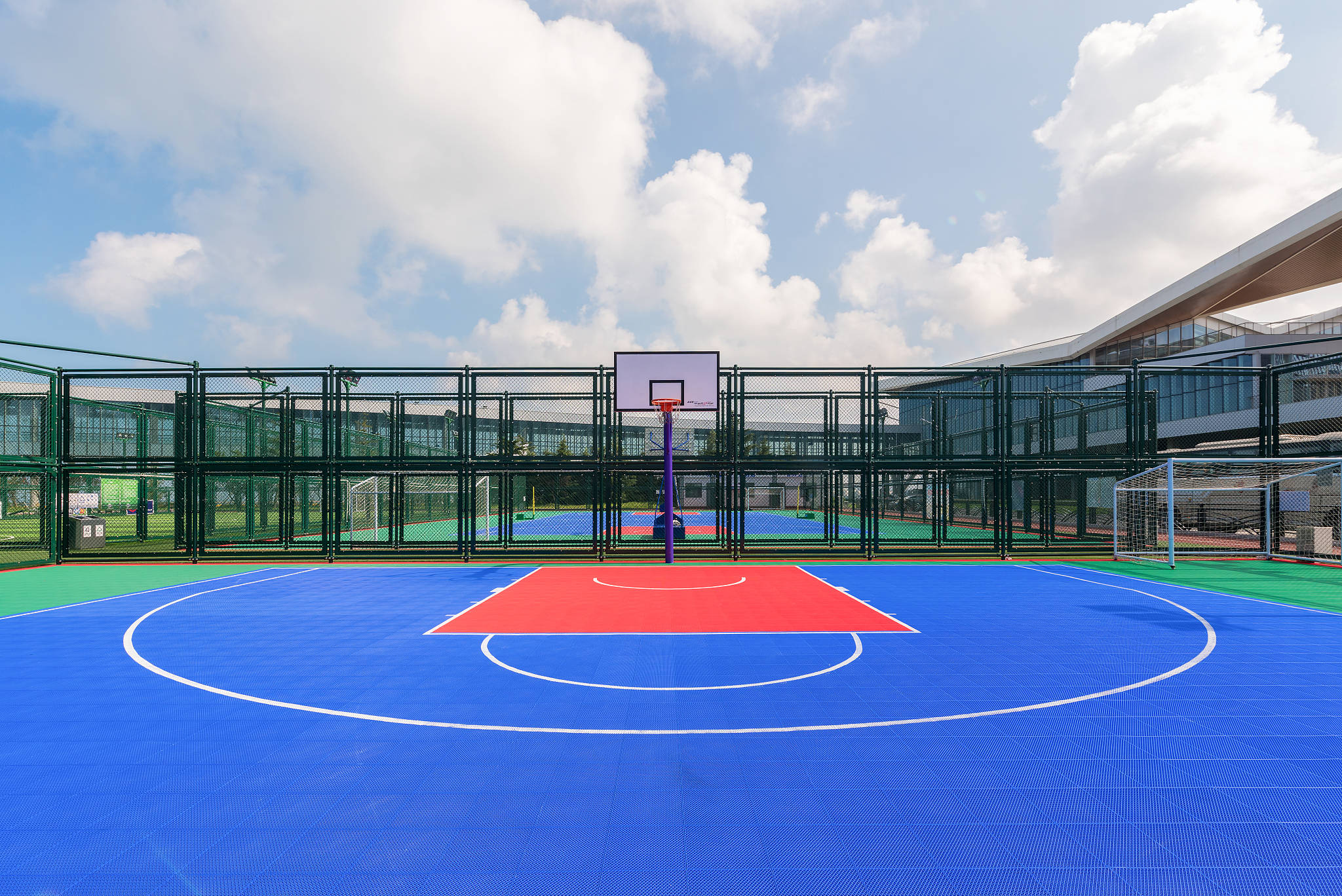 硅pu篮球场与传统篮球场:一场颠覆性的变革_运动_发展_材质