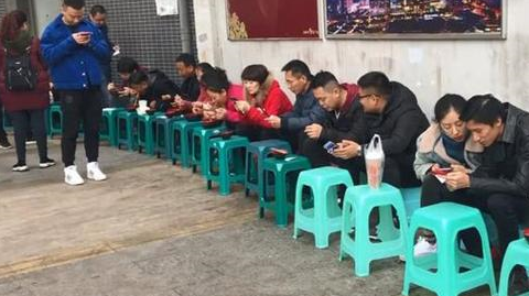 街边发现“板凳面”，一天卖3000碗，想吃得排队，来晚的站着吃！(图2)
