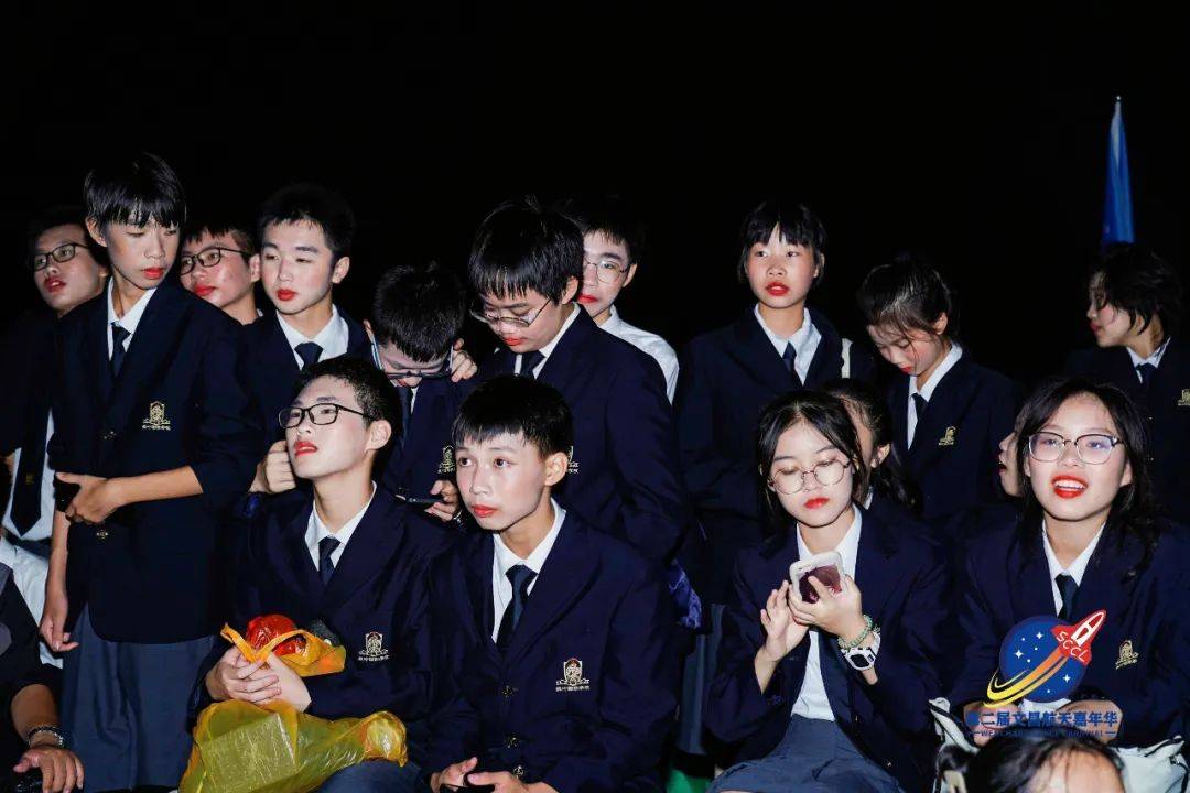 海南枫叶国际学校校服图片