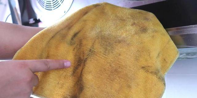 抹布又脏又油难清洗?别急,水中加它泡一泡,油污自己掉下来!