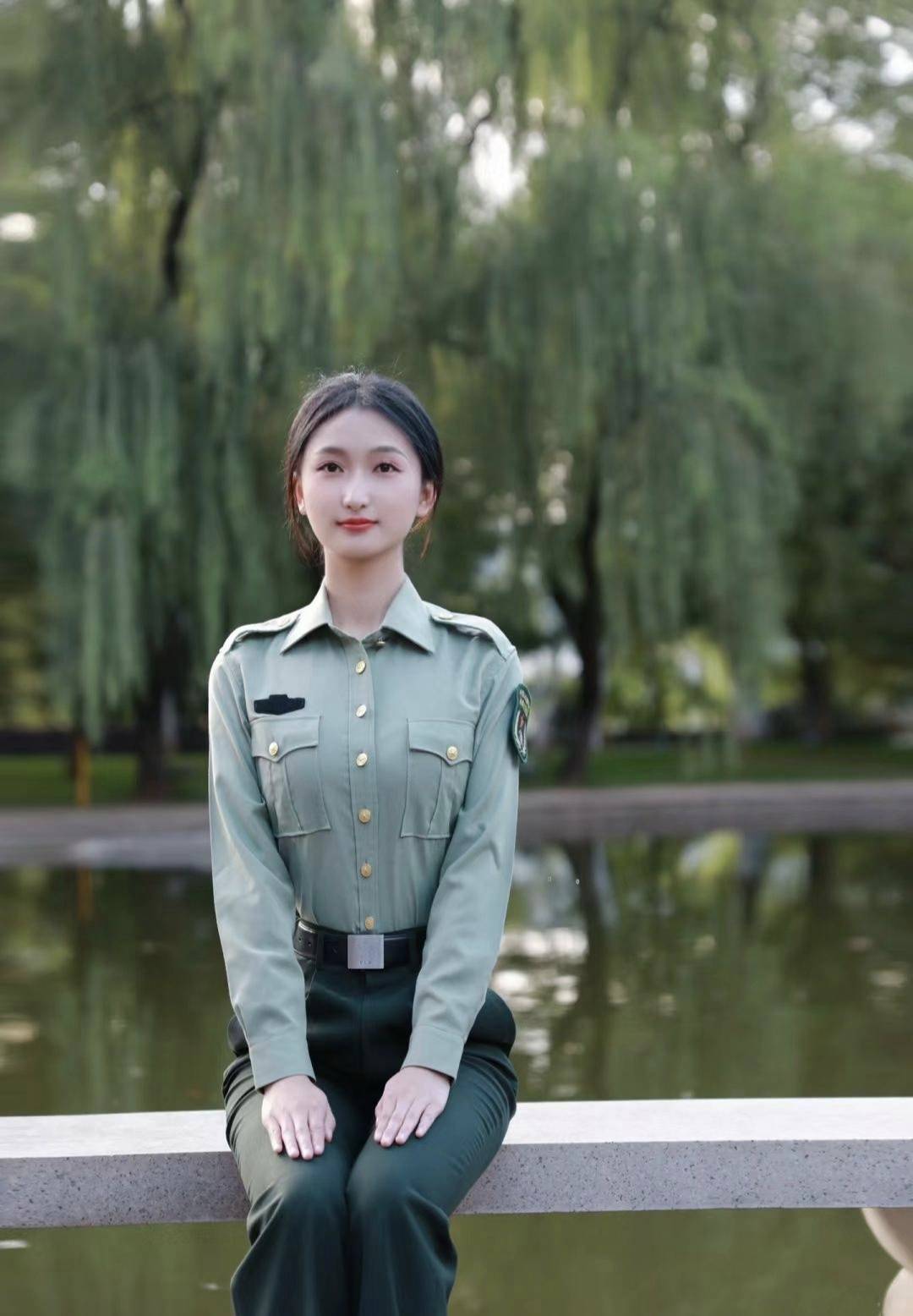 青衫素衣,英姿飒爽.