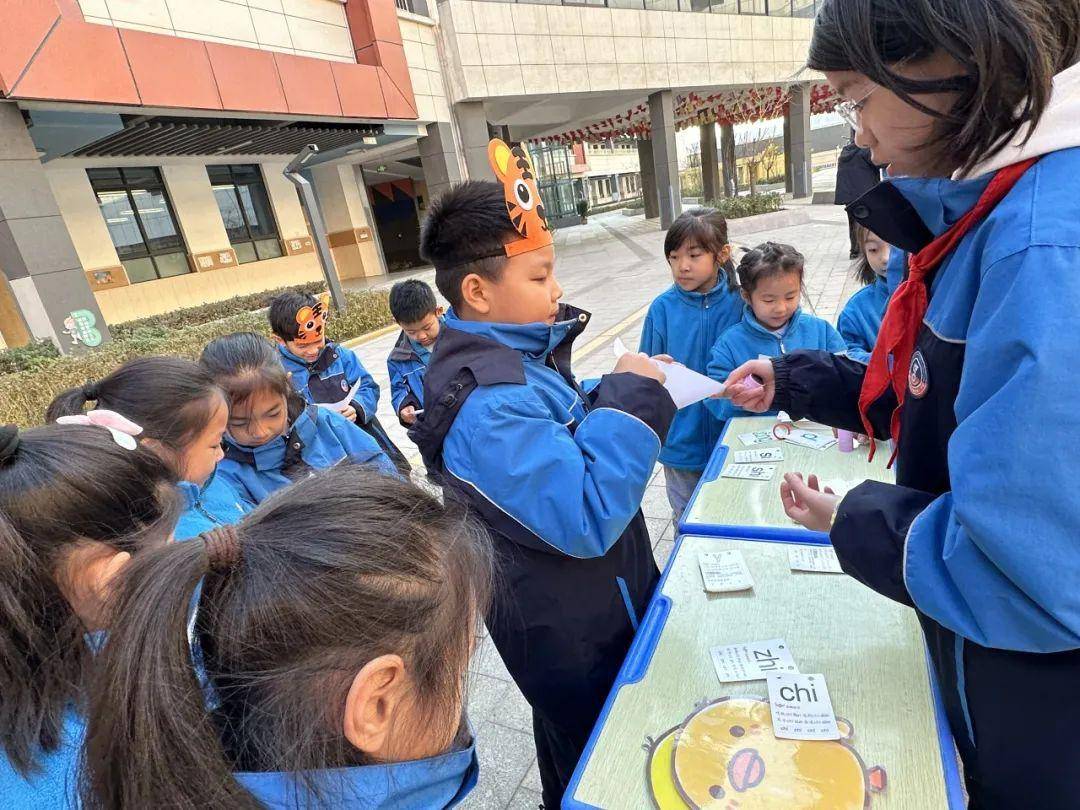 孩子们迎接挑战,在"拼音分分分"环节成为了最棒的邮递员.