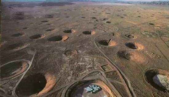 地下核试验有多震撼?沙漠凹陷成一个个坑_进行_核武器_年代