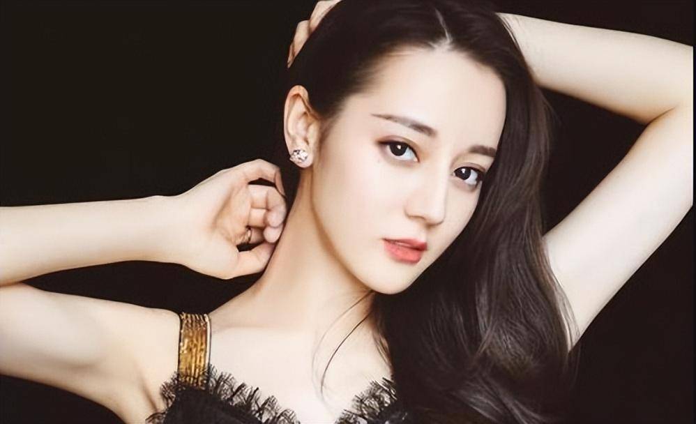 迪丽热巴成国民女神,撞脸小姐妹们排队成功?