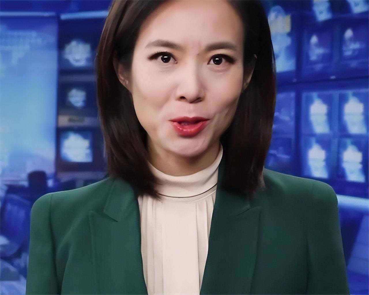 几个月后,23岁的郑丽开始主持《新闻夜航》栏目.