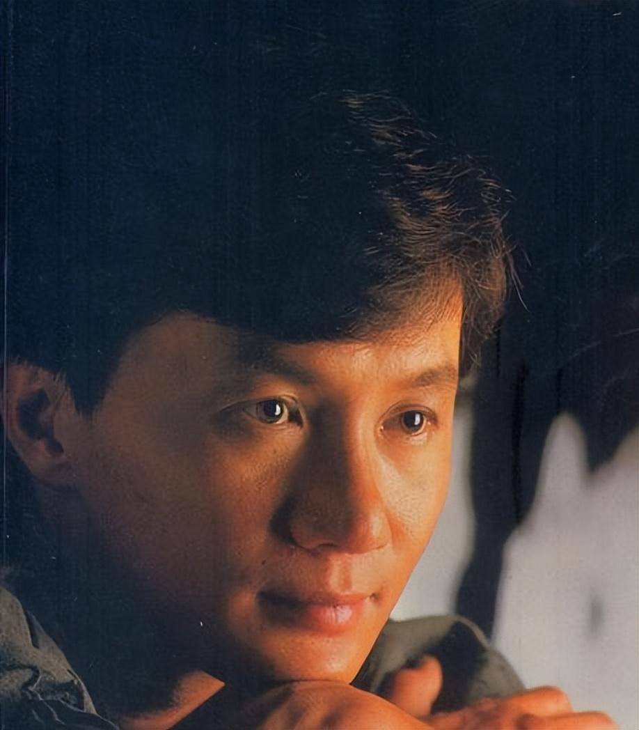 不同的是,健身房里面有个大人物,他就是被誉为"粤语歌之王"的许冠杰