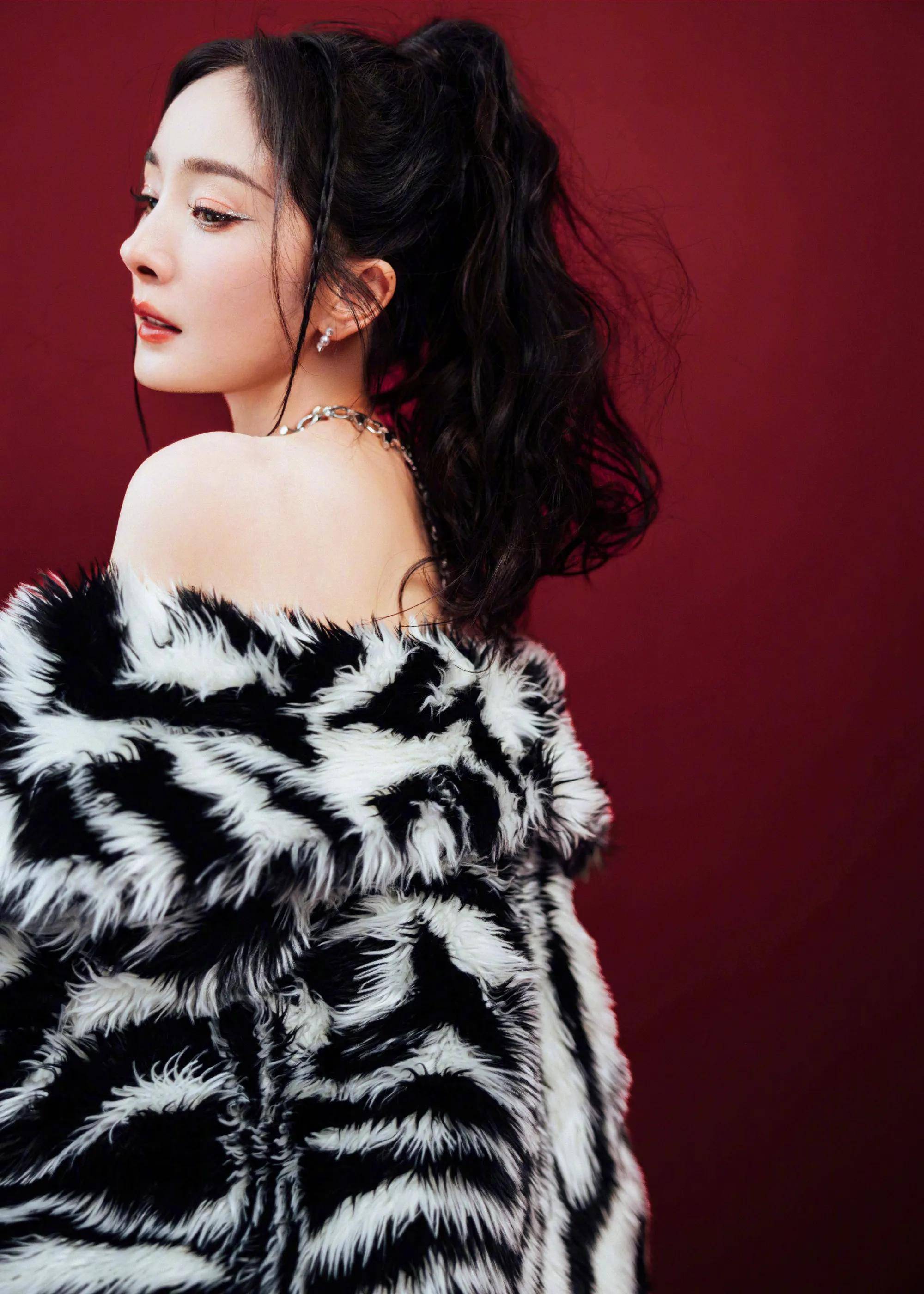 虽然杨幂在跨年演唱会上唱的歌又被网友吐槽说还不如来一首她自己的